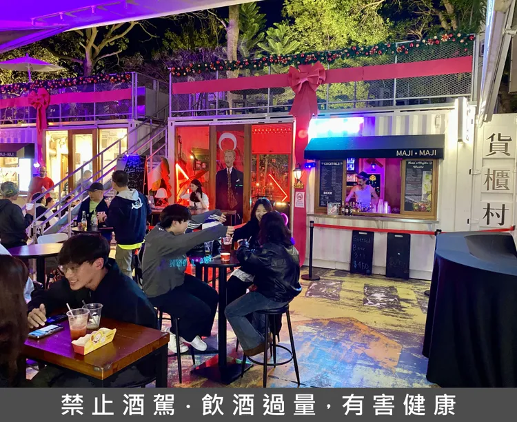 MAJI SQUAR店家均主打異國特色，貨櫃屋店家還有二樓座位區。莊偉祺攝