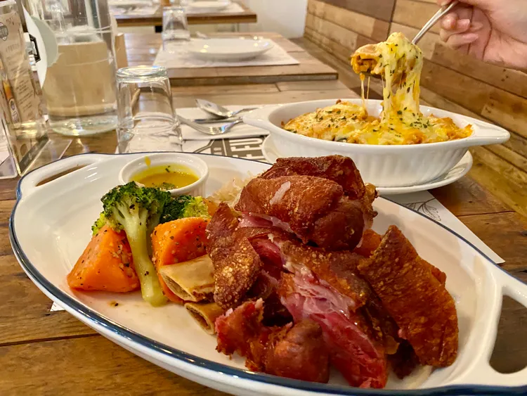 「B.O.E.歐點歐式餐酒館」的德國豬腳、義大利燉飯都是常客必點。莊偉祺攝