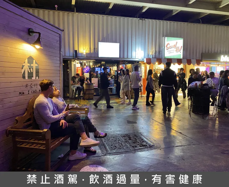 開放式的空間不論買哪一家酒水，都能拿著到處串場，或是找座位區悠閒坐下。莊偉祺攝
