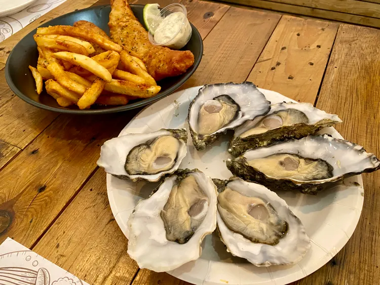 「英國生蠔海鮮小屋」每日新鮮到貨的生蠔及英式炸魚薯條，深獲外籍人士喜愛。莊偉祺攝
