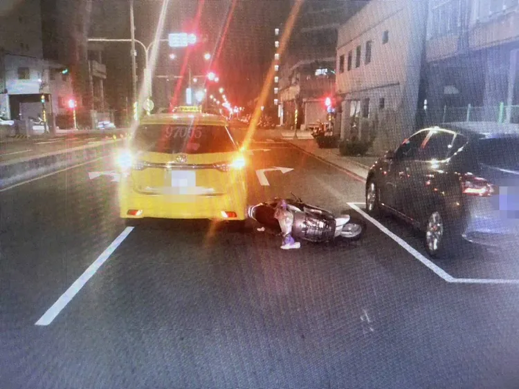 計程車疑未保持安全距離追撞機車。民眾提供