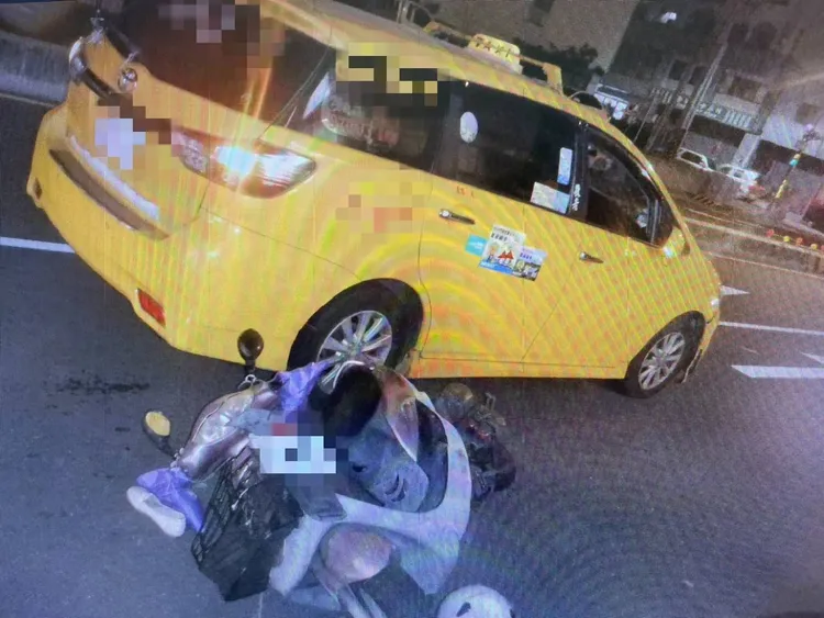 計程車疑未保持安全距離追撞機車。民眾提供