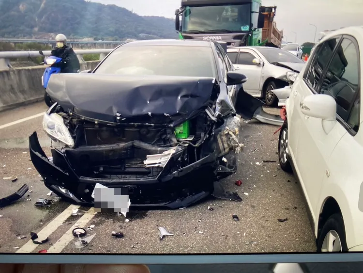 砂石車追撞前方停等車流的4輛轎車，造成6人受傷送醫。民眾提供