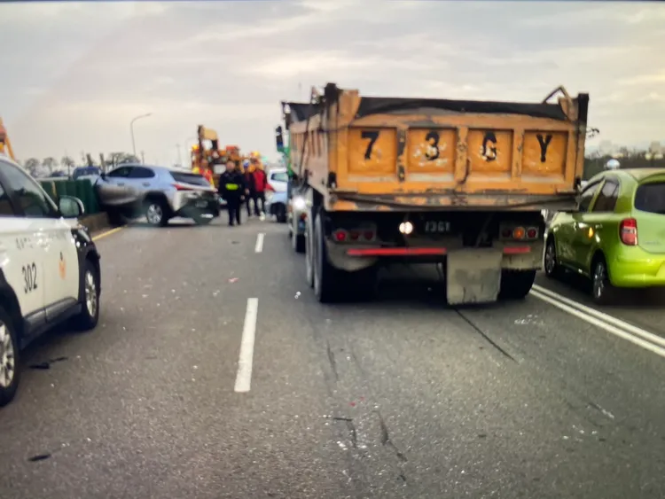 初步判定為砂石車未保持安全距離肇禍。民眾提供