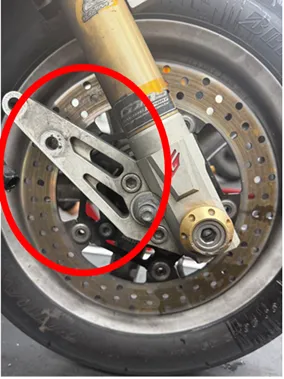 被害人報案機車改裝煞車卡鉗遭竊取。翻攝畫面