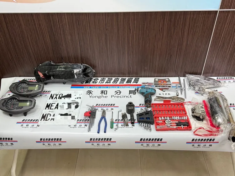 搜索犯嫌倉庫，發現大批改裝零件、工具。翻攝畫面