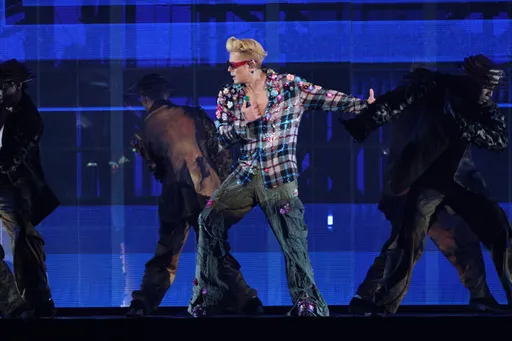 郭富城出事了！工作人員衝上台急救　左手突濺血全場嚇傻