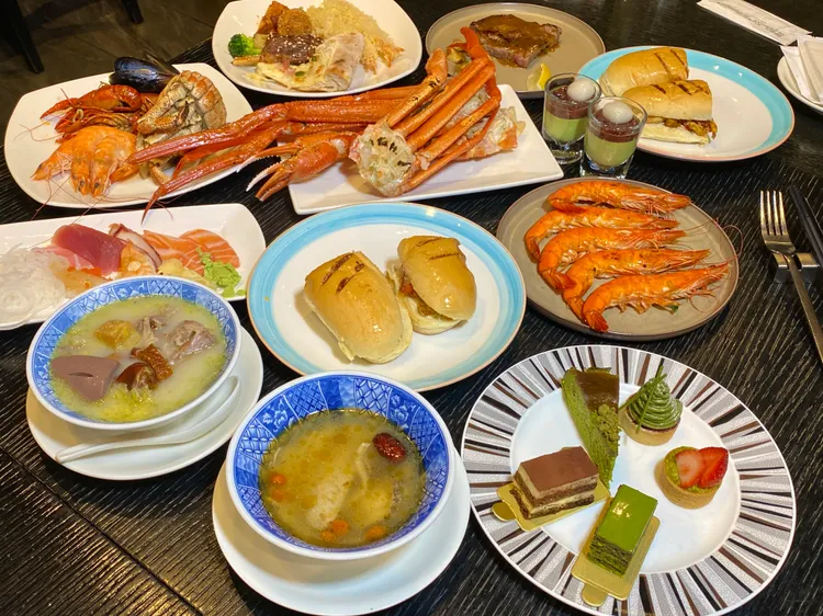 寒舍艾美探索廚房吃到飽餐點。莊偉祺攝