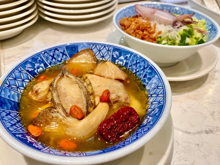 現點現煮的「鮑魚麻油雞湯」（前）。莊偉祺攝