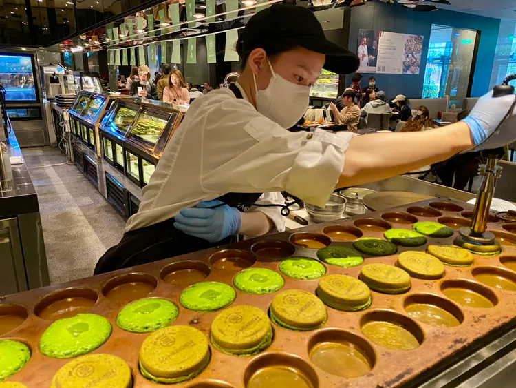 一〇八抹茶茶廊最熱賣的「紅豆抹茶大判燒」現場也吃得到。莊偉祺攝