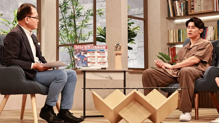 鄭弘儀見陳傑憲打出全壘打滿是激動。三立提供