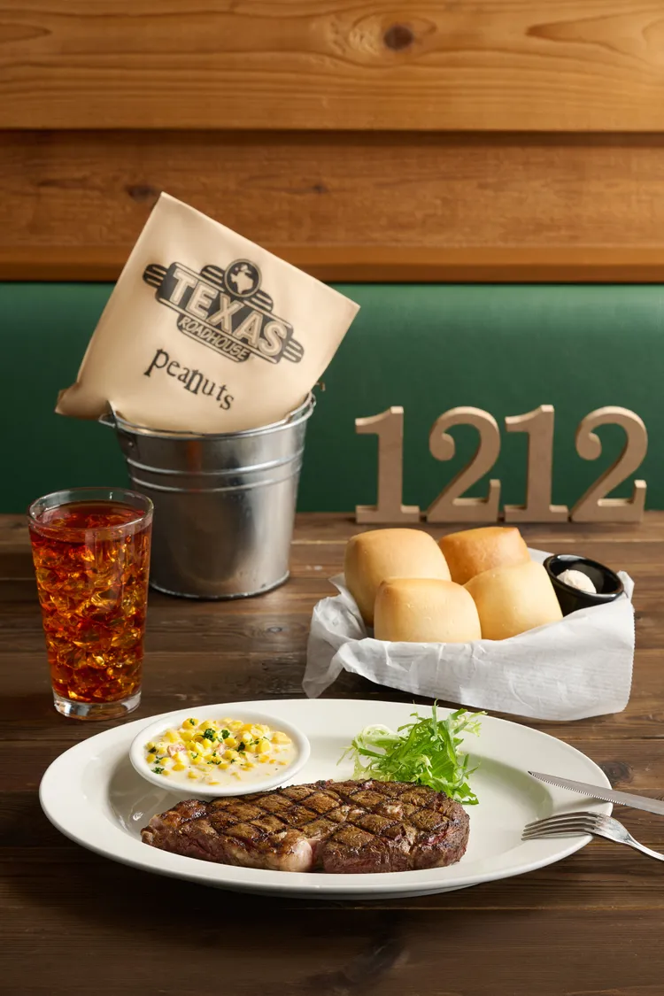Texas Roadhouse德州鮮切牛排12oz.肋眼牛排搭配自選配菜與可續杯飲料，特價1490元。業者提供
