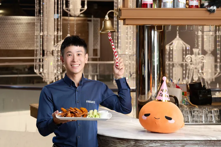 活動期間逢平日中午12點，至雙品牌內用消費，一人送一隻辣雞翅開心享用。業者提供