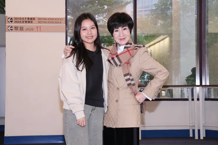 葉青（右）與大孫女Vanessa開心合影。莊宗達攝影