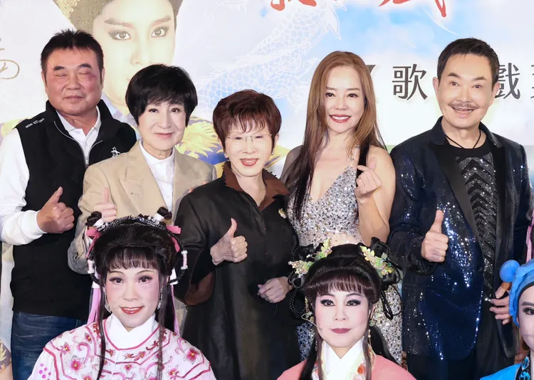 葉青（後排左二起）、洪秀柱、狄鶯、楊懷民大合照。莊宗達攝影