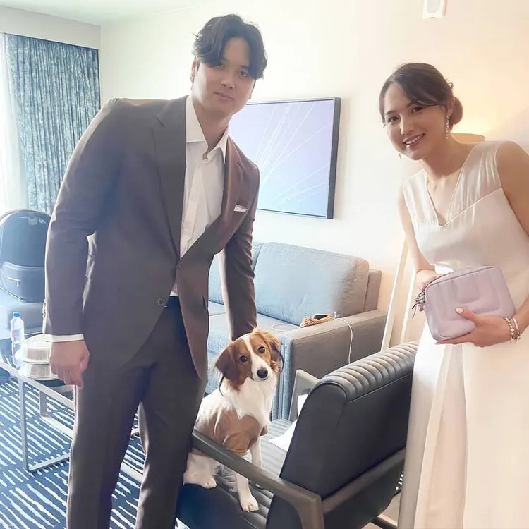 大谷翔平與田中真美子婚後幸福美滿，圖為與愛犬Decoy一家三口合照。翻攝@shoheiohtani  X