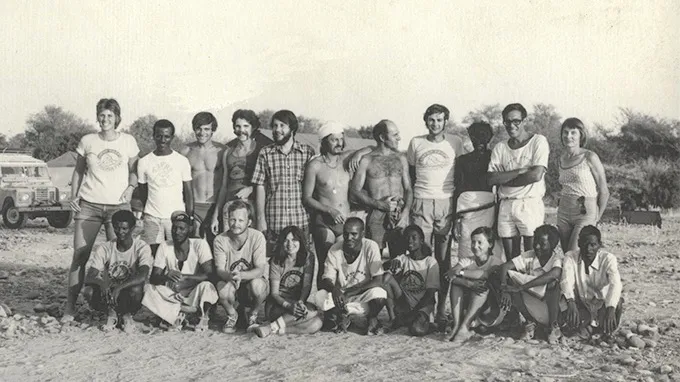 古人類學家喬漢森團隊1974年時在衣索比亞的哈達爾地區考古時合拍照片。翻攝自Science News Explore。