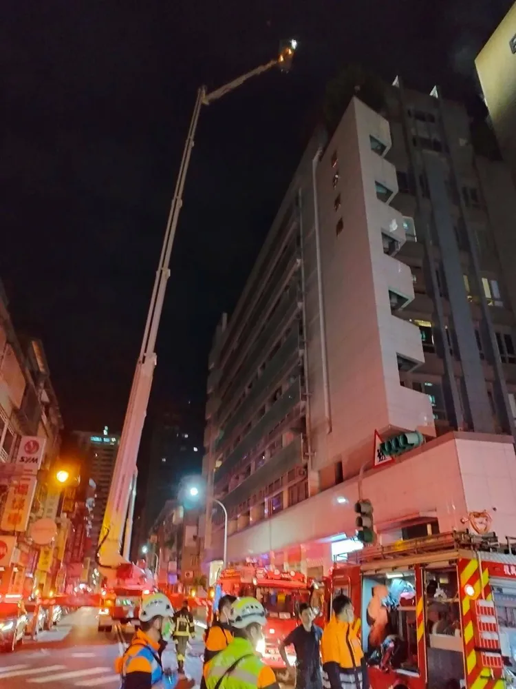 消防人員從16處救出母子2人，但婦人已無生命跡象。翻攝畫面