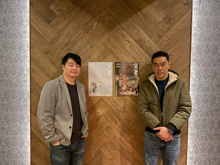 導演翁子光、劉青雲做映後謝票，被觀眾感動到哭。甲上娛樂提供