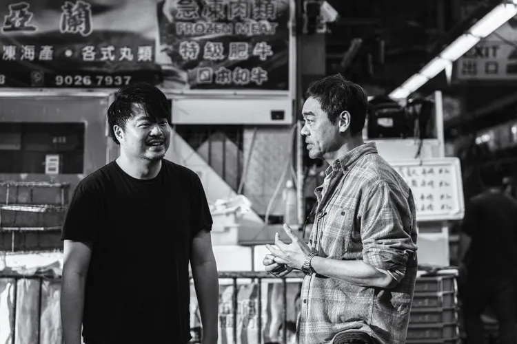 導演翁子光(左)和劉青雲在片場討論角色。甲上娛樂提供