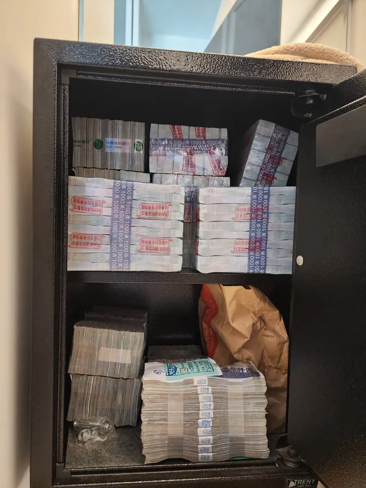 檢警查扣6500萬元現金。翻攝畫面