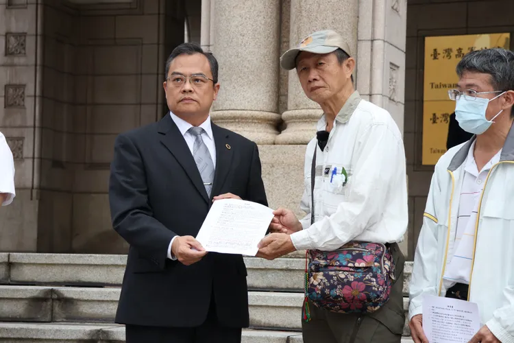 陳姓女教師丈夫張介能將陳情書交給司法院刑事廳長李釱任。莊宗達攝