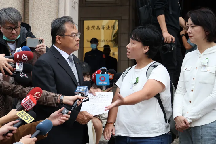 台南殺警案殉職警員涂明誠二姊「涂姐姐」質問刑事廳長李釱任，為憲法法庭死刑釋憲後，弟弟的案子二審開庭前換法官，是否有壓力。莊宗達攝