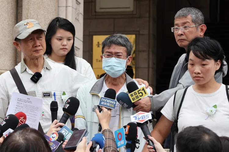 楊爸爸泣訴兒子死後換來不公平的判決。莊宗達攝