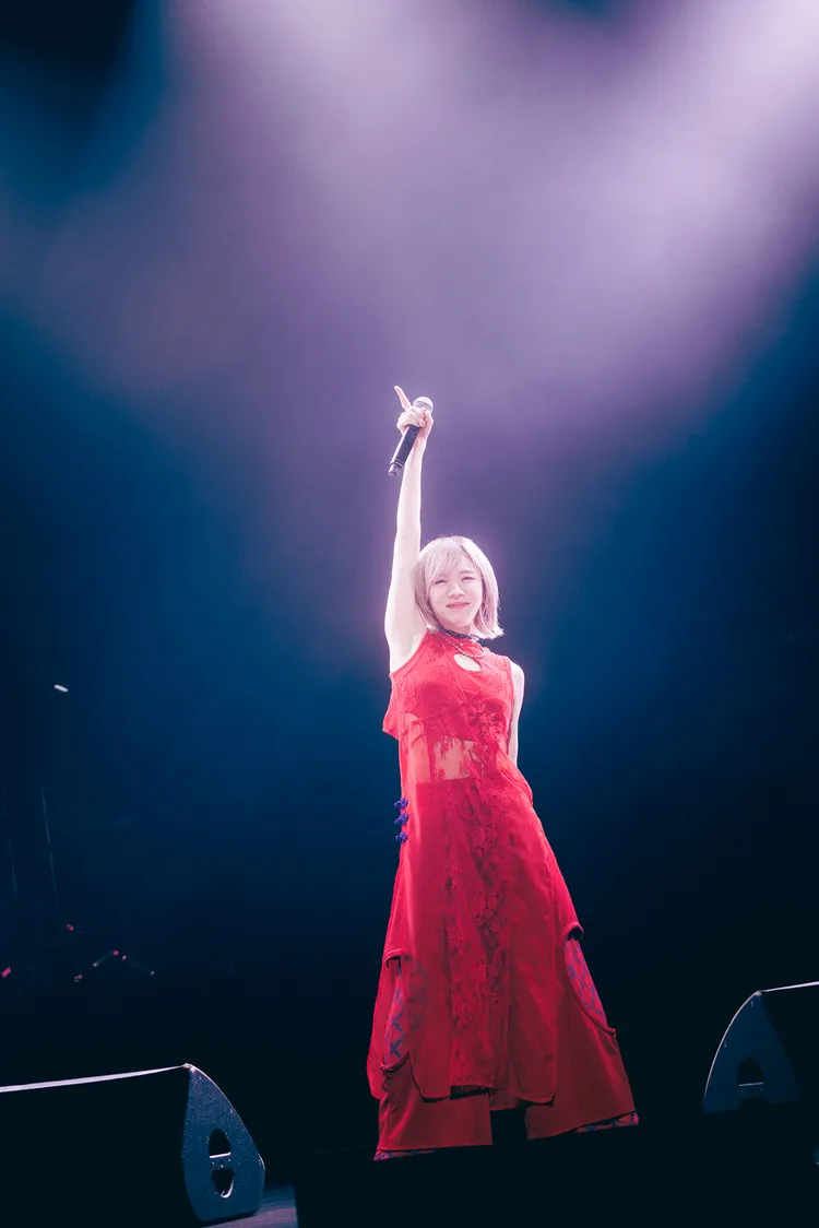 milet紅色愛心洋裝登場。大鴻藝術BIG ART提供