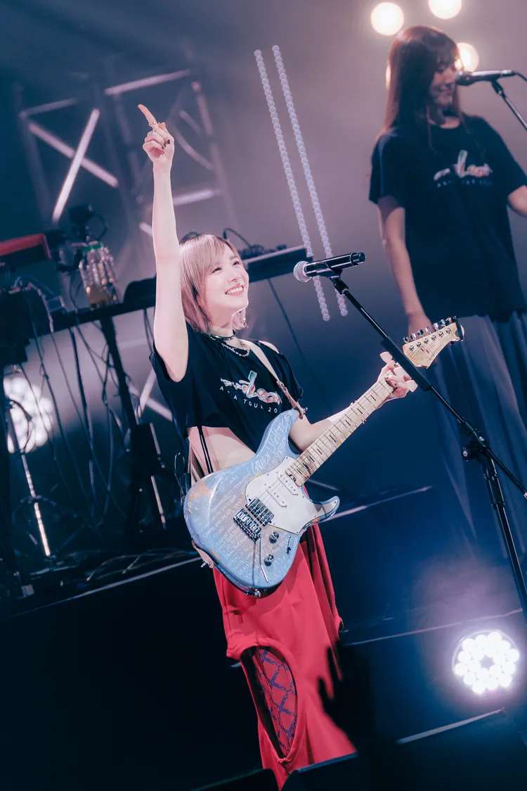 milet彈奏吉他高舉右手。大鴻藝術BIG ART提供