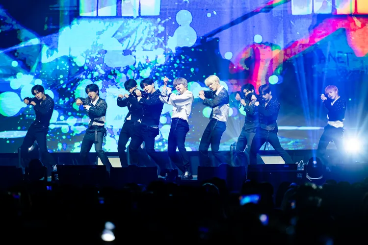 CRAVITY以整齊畫一的刀群舞受矚目。D-SHOW提供