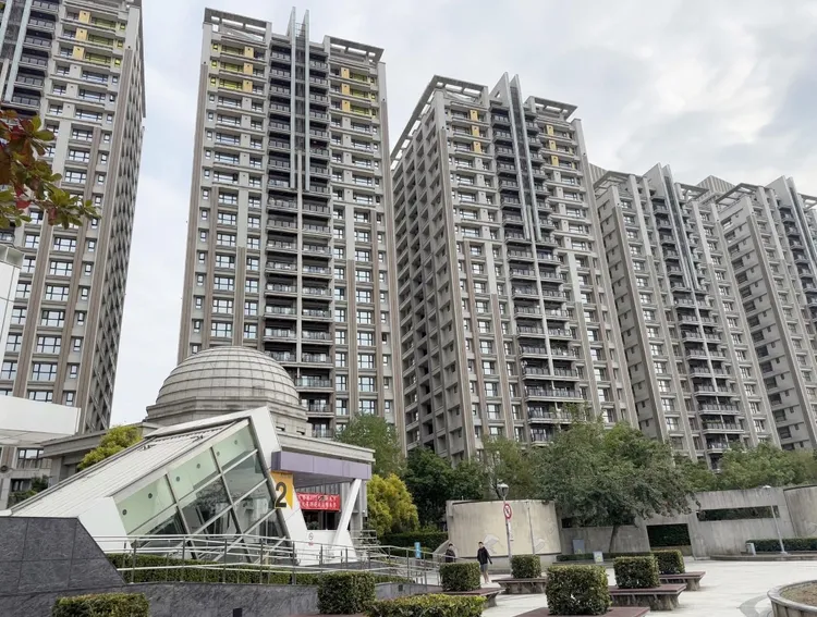 蔡阿嘎PO出蘿拉家大樓外觀，稱「跨年前來幹大事了」，原來帶著法院、警察查到毒品。翻攝自蔡阿嘎臉書