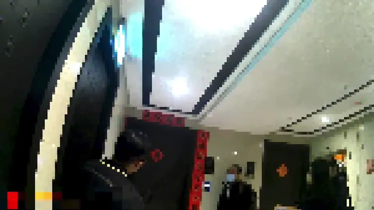 警方前往蘿拉家按鈴查緝。民眾提供