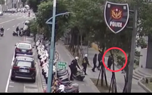 畫面曝光!蔡阿嘎偕警蘿拉家搜出「喪屍煙彈」 真的「跨年前幹大事!」