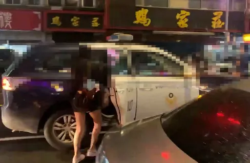 北市警突擊色情養生館　9火辣嫩妹服務ing！男客急穿褲好狼狽