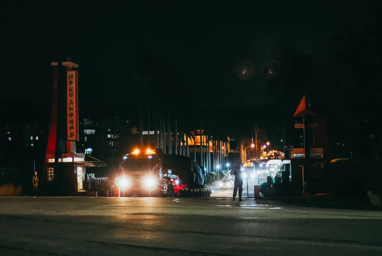 陸軍M1A2T戰車運輸至裝訓部。軍聞社提供