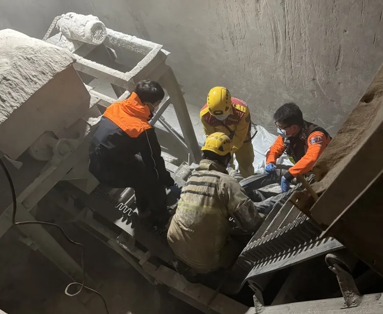 黃男同事看見他被輸送帶捲入，想拉卻拉不住。民眾提供