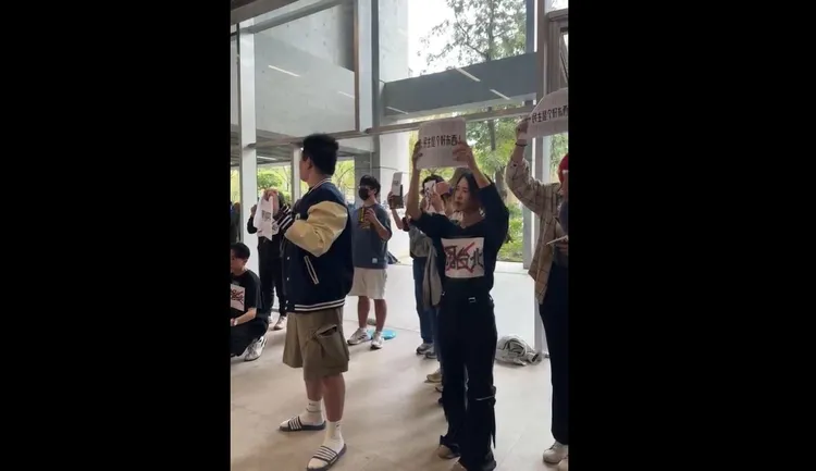 中國學生遭到大批學生舉牌抗議，過境之處被台大學生抗議聲包圍，直嗆「這裡不是中國台北」。取自台大濁水溪社直播