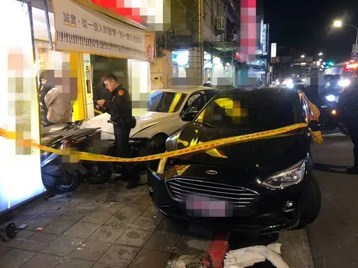 北市多元計程車撞BMW 衝上人行道撞傷1女、6機車
