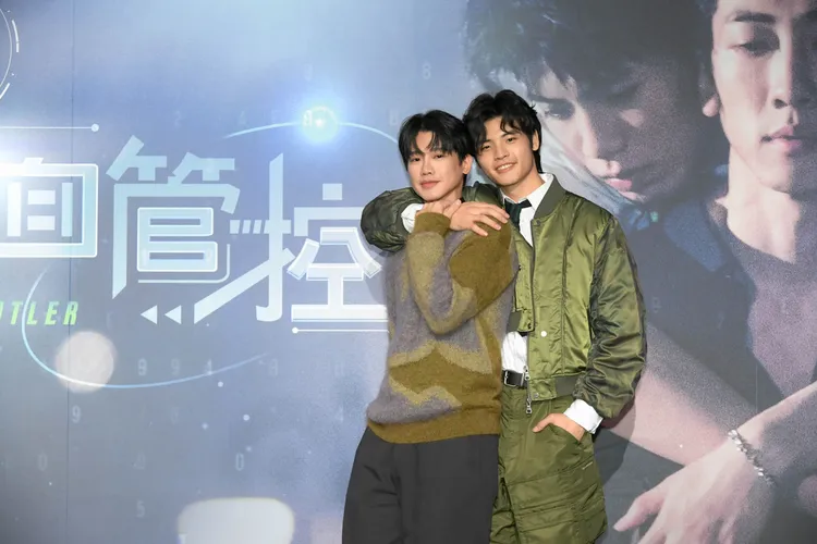 洪言翔（右）和羅章恩互動親密。三立提供