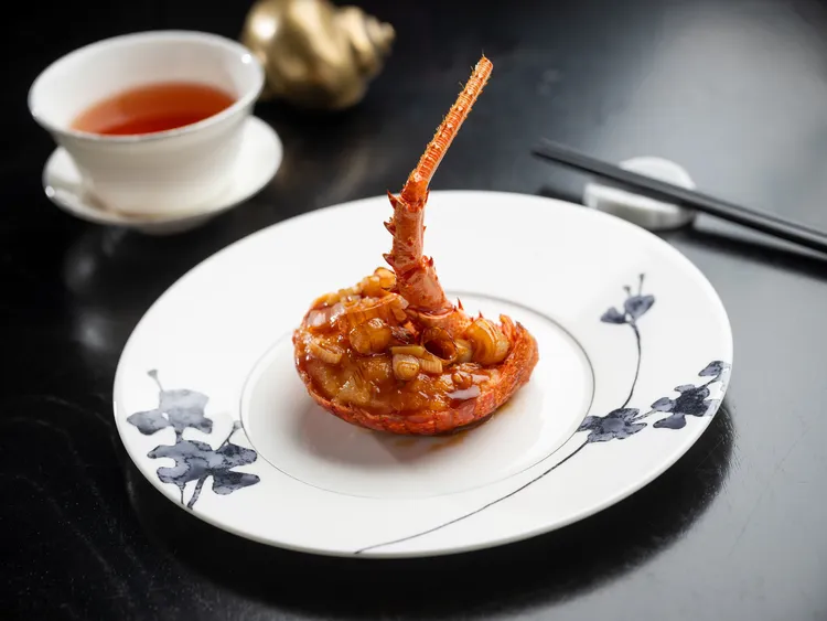 「三星蔥醬燒龍蝦」選用新鮮的澎湖龍蝦以高溫油炸鎖住肉汁的鮮甜，添入三星蔥並以粵式經典柱侯醬裹上醇潤的醬香，以熱火鑊氣增添美味口感，令人大呼過癮。業者提供