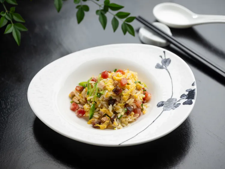 「臘味蜜豆荔芋炒飯」將冬季盛產、口感綿密的芋頭切成粒炸香，加入肝腸與臘腸一起煎出香氣，甜豆絲亦增添鮮甜多汁口感，鹹香滋味於口中豐盈縈繞。業者提供