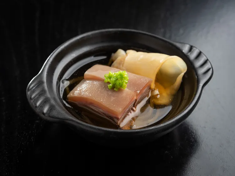 「清湯花膠羊腩煲」羊肉軟嫩不膻，入口即化，湯頭鮮美濃郁，暖中祛寒、溫補氣血，是最適合冬季滋補的美饌。業者提供