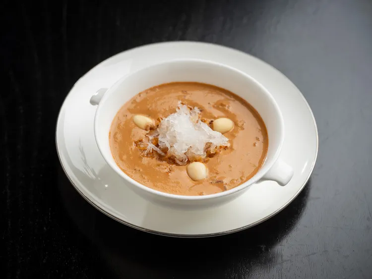 「燕窩鮮蓮核桃露」冬令養生的港式糖水，主廚將核桃細磨成泥，搭以彈潤的燕窩與鬆軟蓮子，香甜滋味柔潤暖心。業者提供