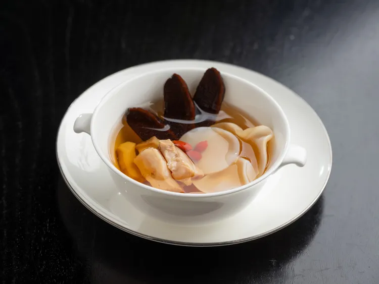 「赤靈芝白玉耳燉海螺」冬季煲湯宜滋補，主廚選用富含營養價值的赤靈芝，以慢火熬製而成的精純上湯，湯頭口感鮮盈且金黃澄澈，於唇齒間散逸著回甘的鮮醇暖意。業者提供