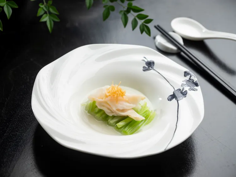 「胡椒鮮蚌片燴芥菜苗」主廚復刻潮州經典胡椒湯菜的馨辣香氣，費工熬製而成的奶白胡椒熱湯沖入碗中，餘熱將象拔蚌悶燙至完美的鮮嫩熟度與爽脆口感，湯頭的辛香微辣，於舌尖完美襯托芥菜的甘醇與象拔蚌的鮮美餘韻。業者提供