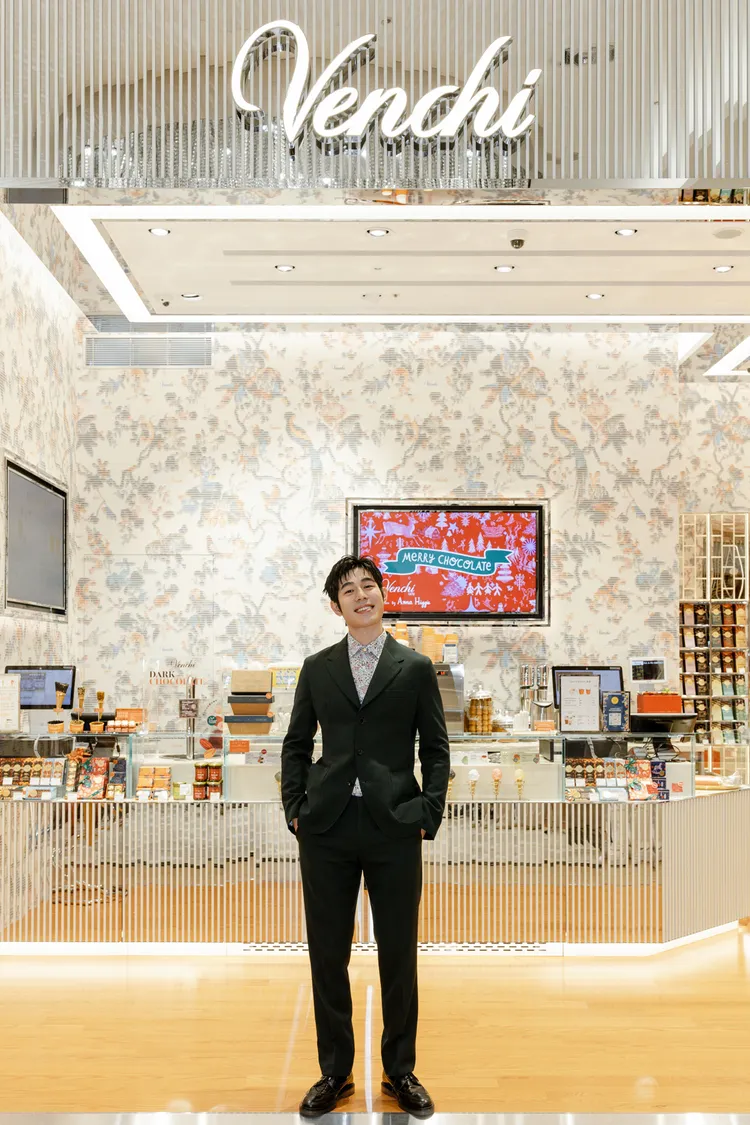 詹懷雲換上一身挺拔西裝帥氣登場。品牌提供