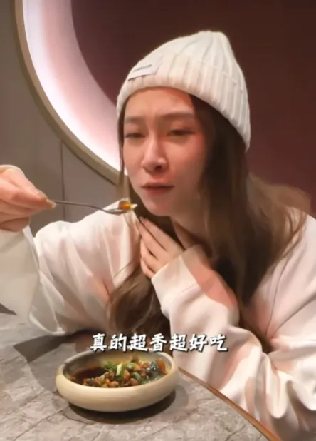 篠崎泫為男友火鍋店賣力宣傳。翻攝Toyz臉書