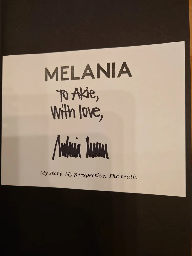 梅蘭妮亞在新書扉頁簽字送給安倍昭惠。翻X@akie_official