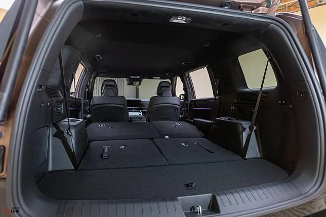 Santa Fe增長了車輛的軸距，擴大了尾門空間，進一步優化了車內空間的舒適性與實用性。原廠照片